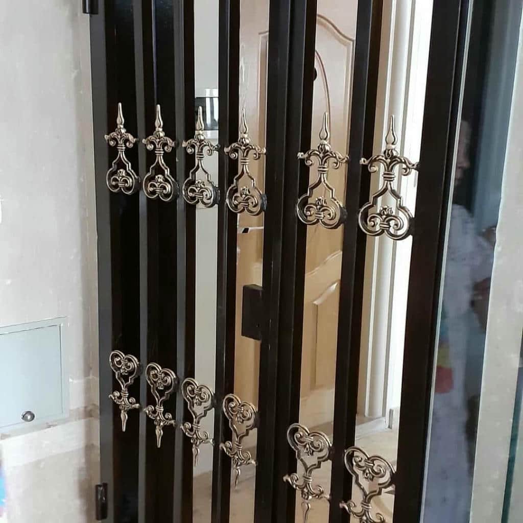 اجرای حفاظ درب آپارتمان ضد دیلم با ریل روان