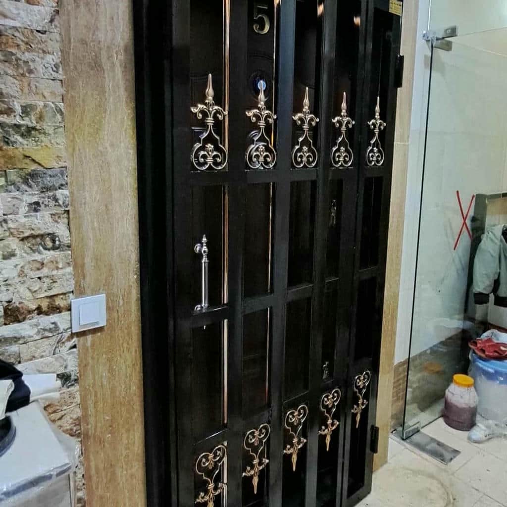 اجرای حفاظ پشت درب آپارتمان ریلی با چرخ مقاوم