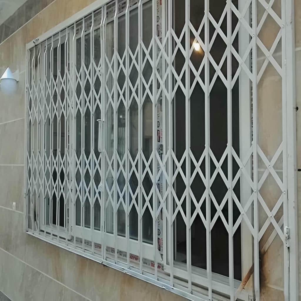 اجرای نرده پنجره فلزی شاسی دار با رنگ ضدزنگ