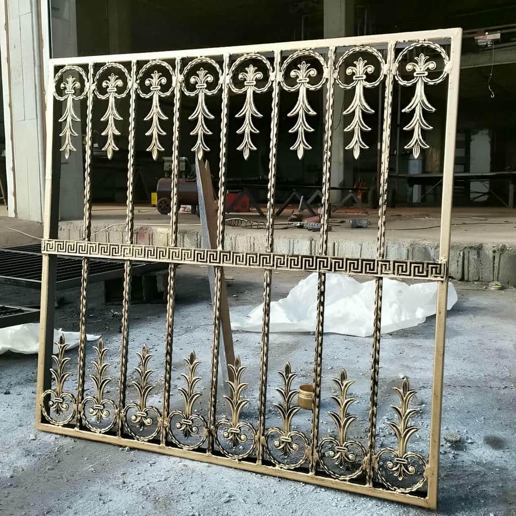 اجرای حفاظ پنجره قوسی کتیبه دار با رنگ ضدزنگ