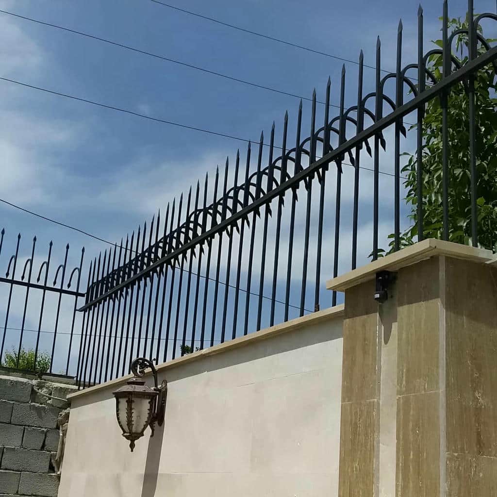 اجرای حفاظ دیوار کلاسیک سرنیزه با شاسی تراز