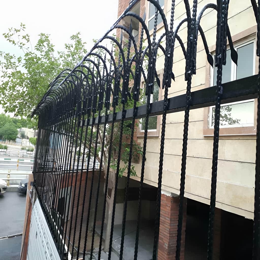 سفارش نرده حفاظ دیوار ساده با رنگ کوره‌ای
