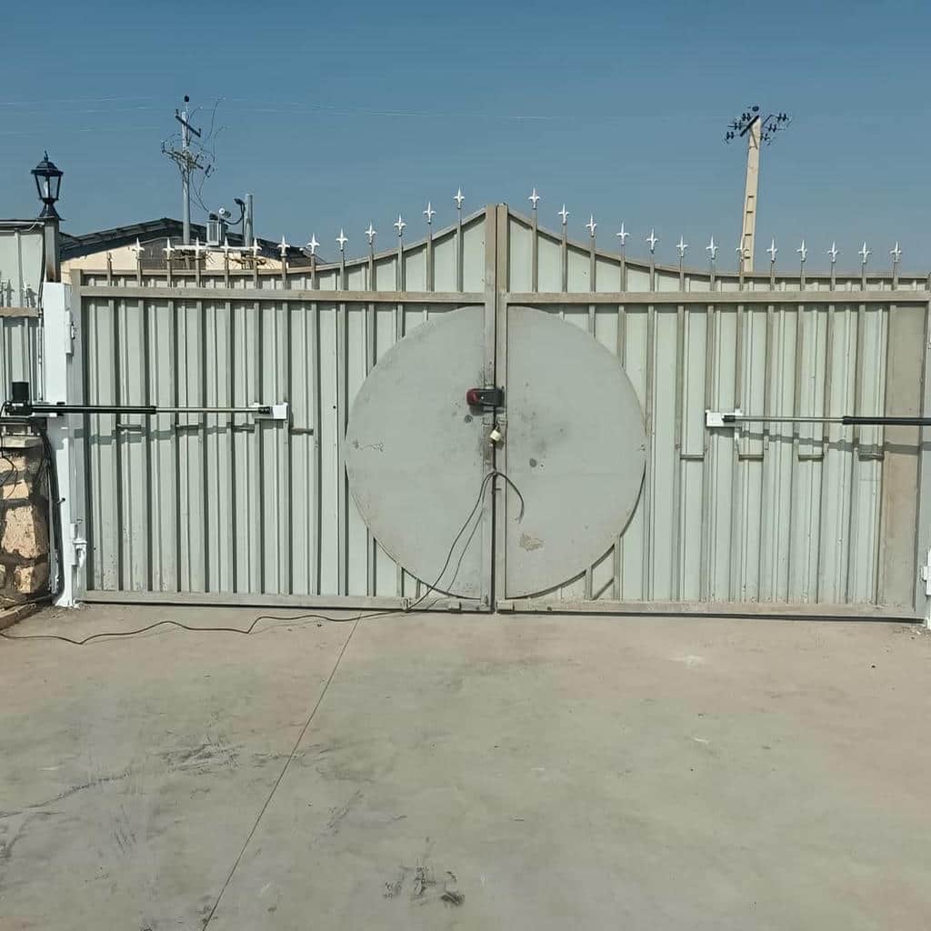 ایمنی جک بازویی درب پارکینگ دو لنگه با ظاهر ساده و مرتب