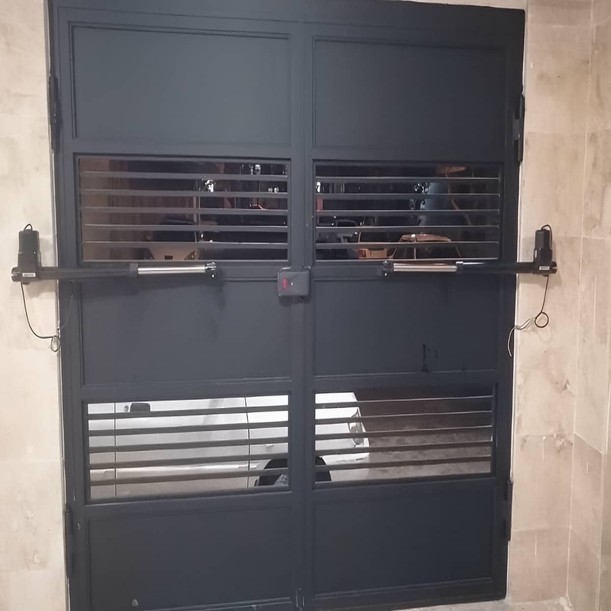 صدای زیاد جک درب پارکینگ با بازوی ناهم تراز روی درب لولایی صدای زیاد جک درب پارکینگ با بازوی ناهم تراز روی درب لولایی