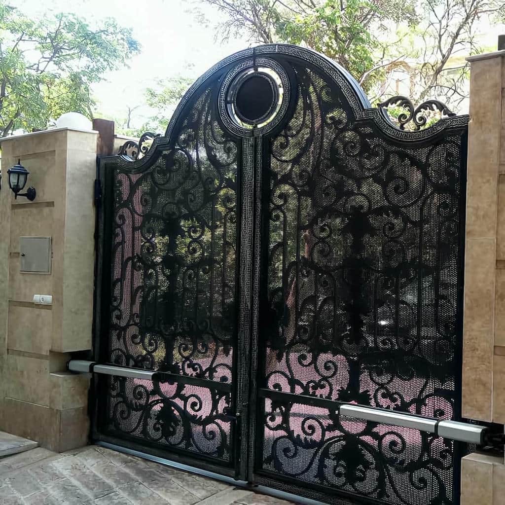 صدای زیاد جک درب پارکینگ با لولای خشک و نیازمند روانکاری رفع صدای زیاد جک درب پارکینگ