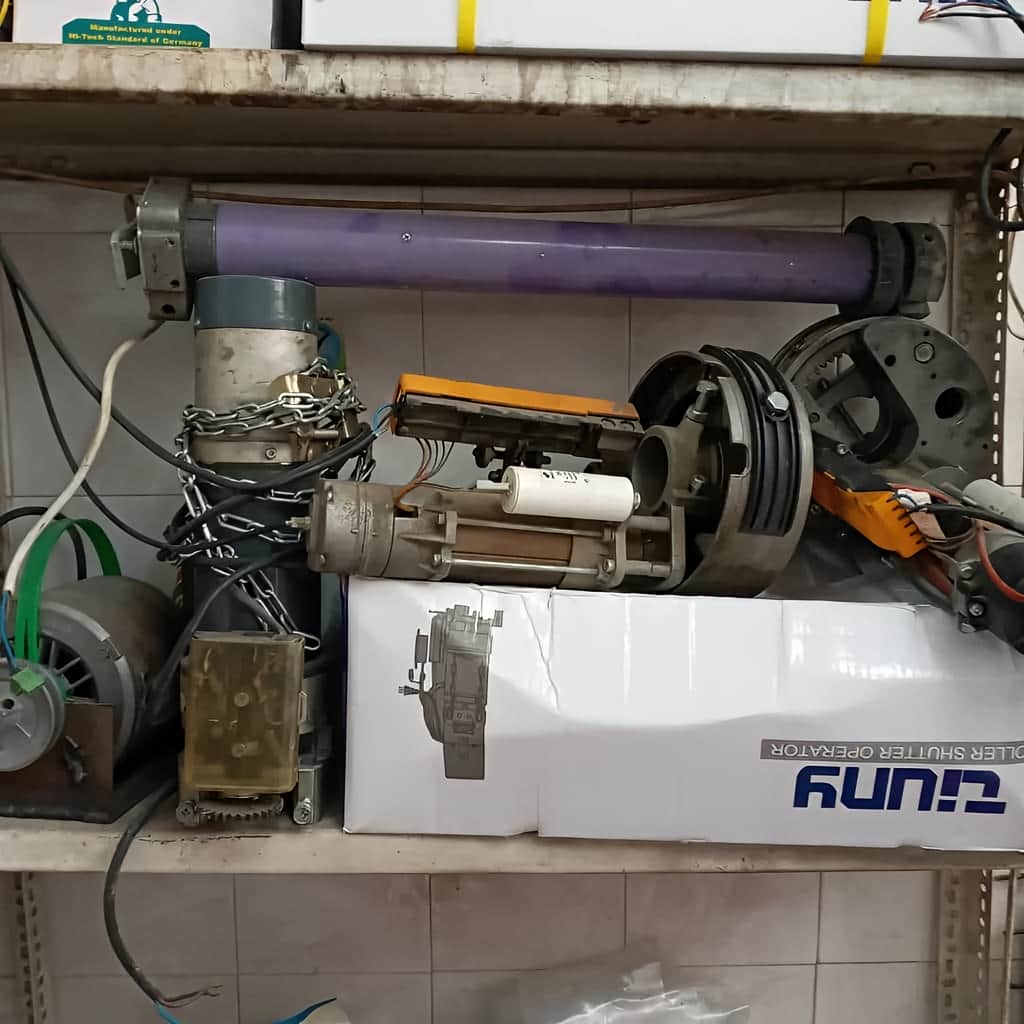 حفاظ کرکره ای برقی پشت درب آپارتمان با موتور توبلار کم حجم حفاظ کرکره ای برقی پشت درب آپارتمان با موتور توبلار کم حجم