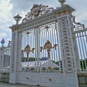 درب طرح چوب ترموود پارکینگ با بدنه فلزی و نمای چوبی گرم