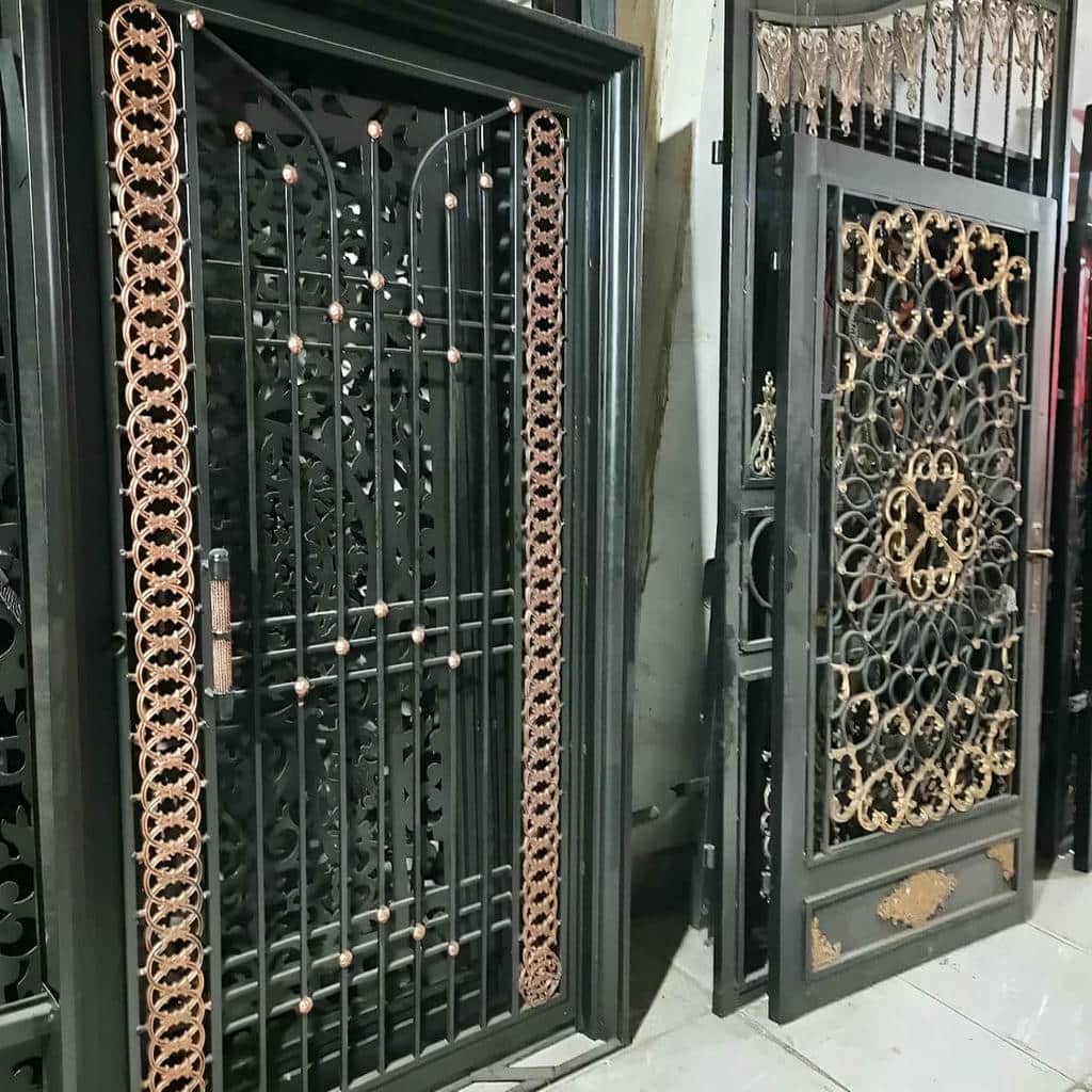 درب آهنی کتیبه دار کلاسیک با قاب بندی متقارن