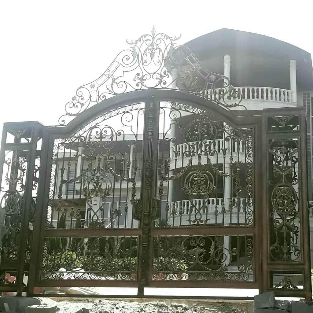 درب حیاط ورودی جنوبی با طرح نیمه باز برای عبور نور