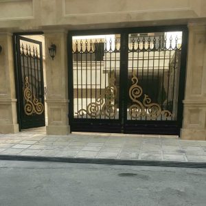 درب ویلایی سفید طلایی نمای کلاسیک با بدنه فلزی مقاوم