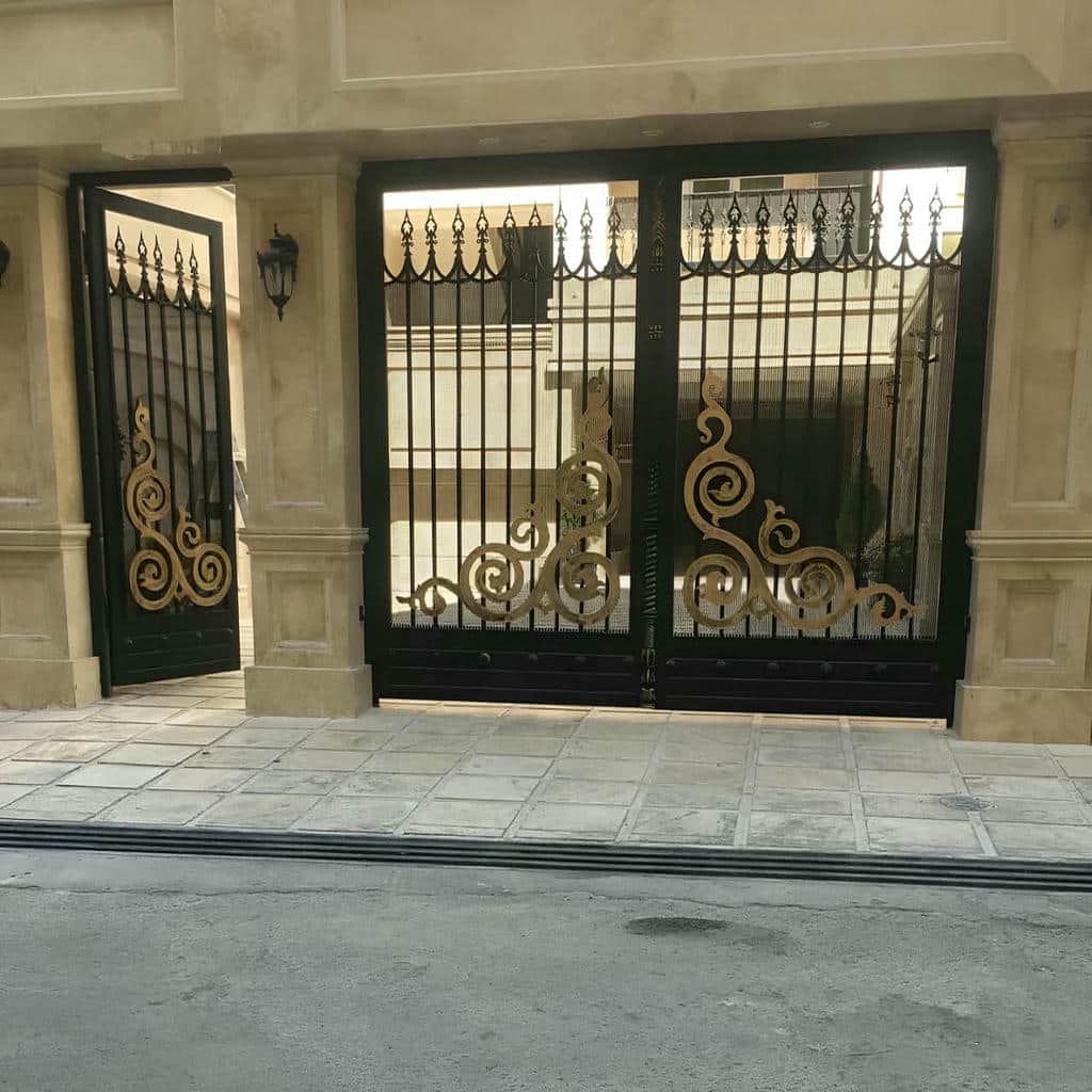 درب حیاط کشویی ریل زمینی با توقف گیر فلزی و نصب دقیق
