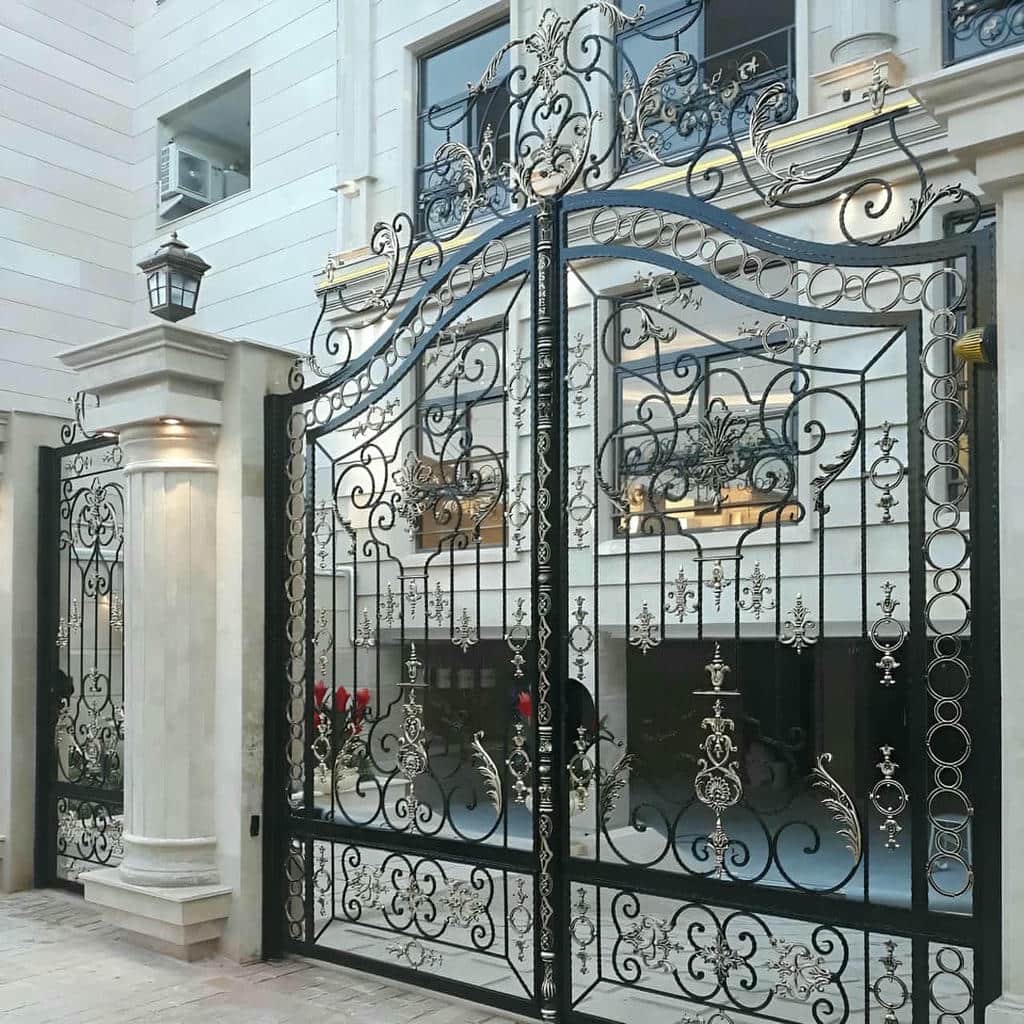 درب دو لنگه عریض پارکینگ با قاب برجسته و ظاهر کلاسیک