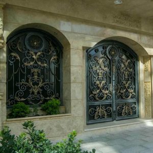 درب حیاط نمای آجری با قاب فلزی و رنگ مشکی مات