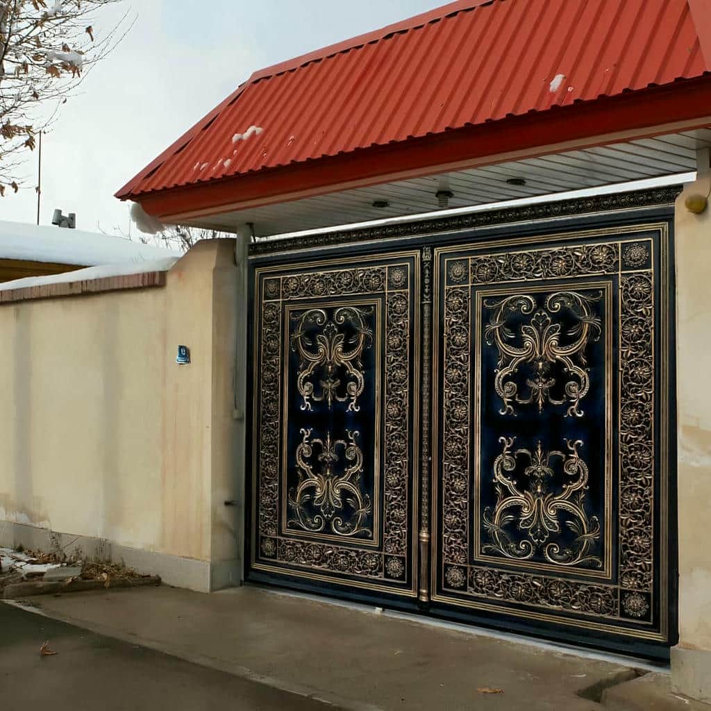 درب حیاط فلزی دو لنگه با قاب قوسی و ظاهر کلاسیک