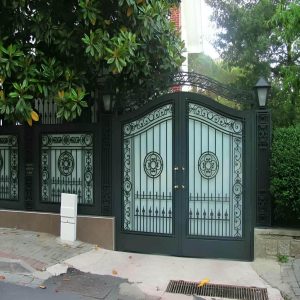 درب حیاط طاق دار فلزی با قاب مقاوم و رنگ مشکی مات