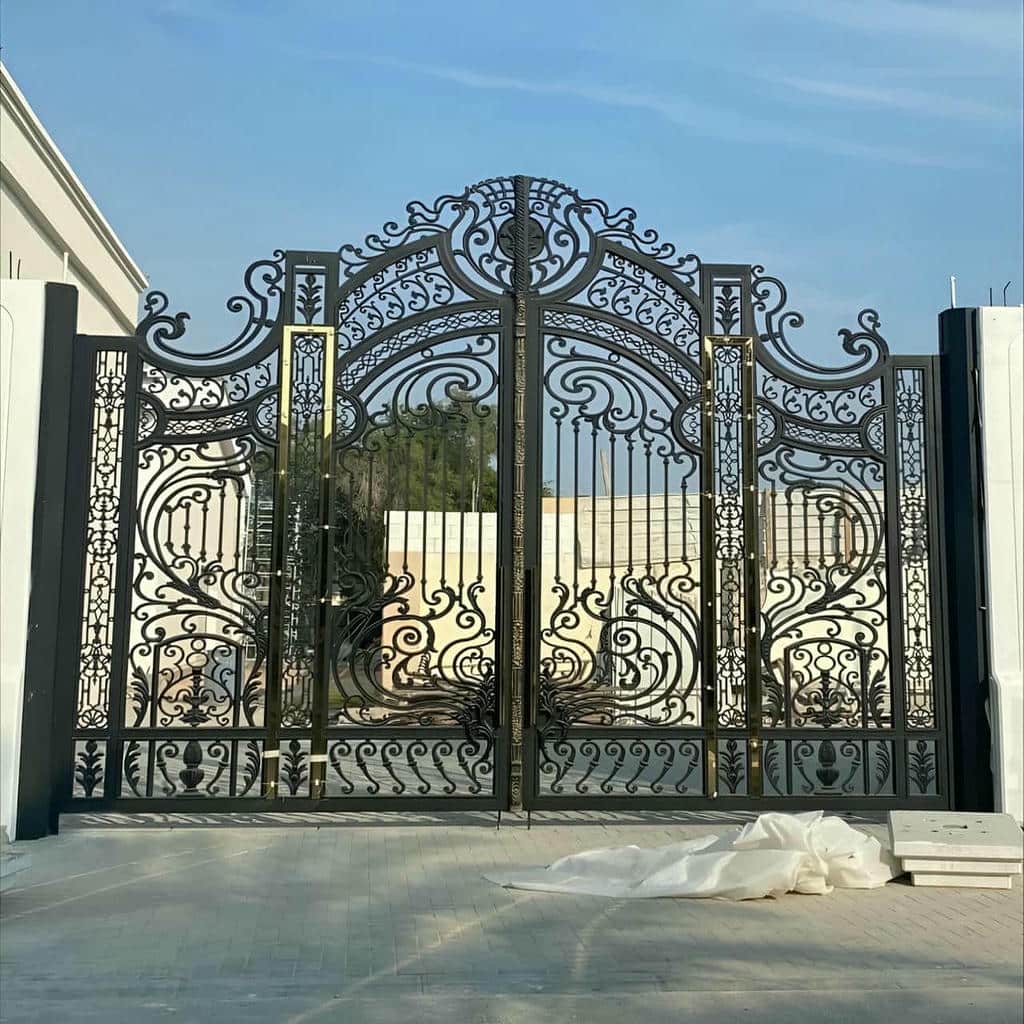 درب فرفورژه گل دار ساختمان با لولای تقویت شده