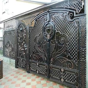 درب حیاط طرح چوب فلزی با رنگ گردویی و قاب ساده