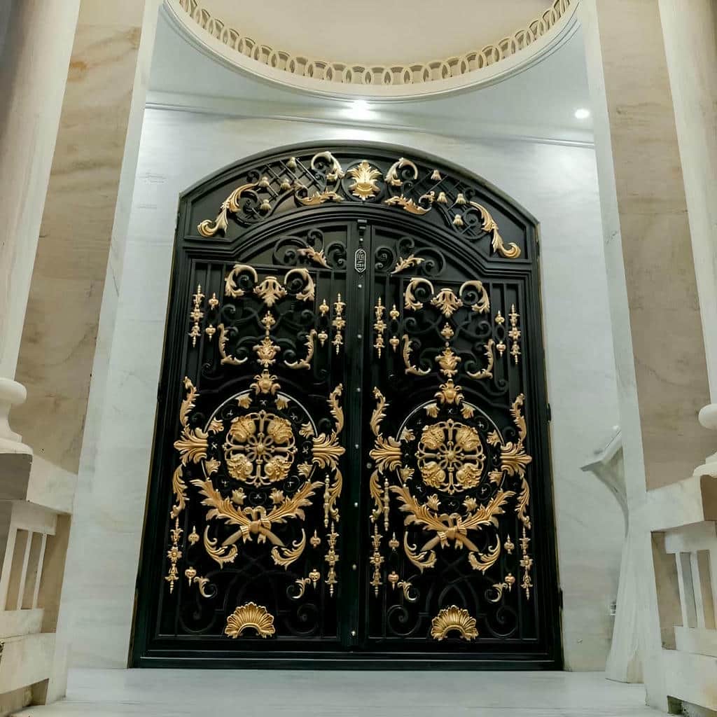 درب حیاط ورودی محوطه با مدل دو لنگه و نصب دقیق
