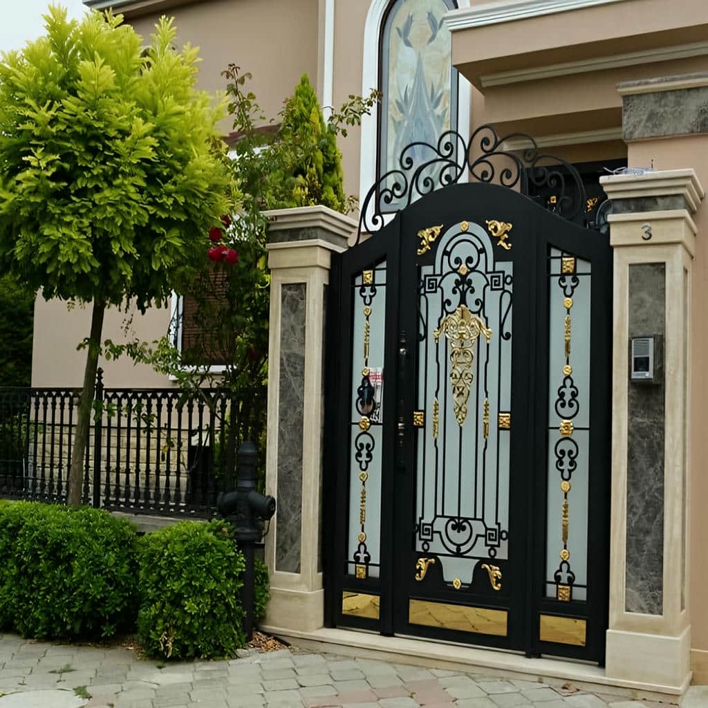 درب فرفورژه پارکینگ نمای رومی با بدنه فلزی و رنگ مشکی