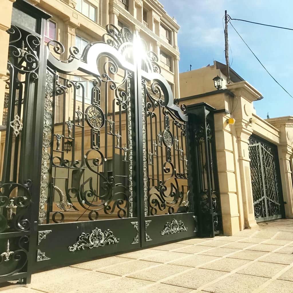 درب آهنی قاب دار ساده با سطح فلزی صاف