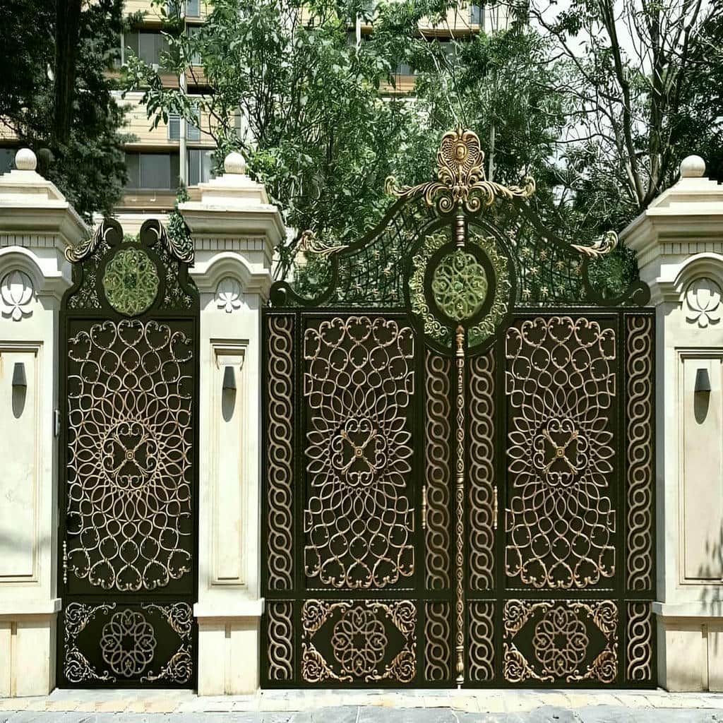 درب حیاط پانل دار با پانل افقی و سطح یکنواخت