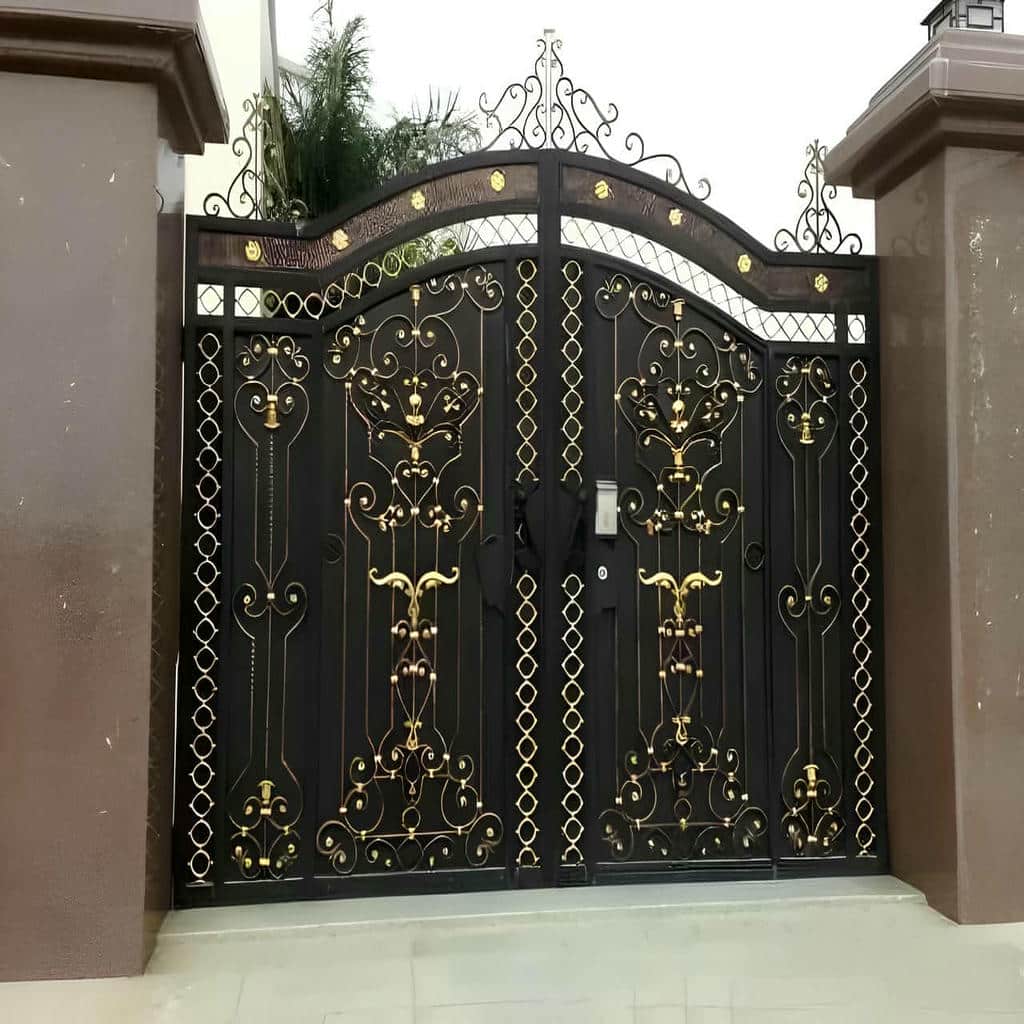 درب حیاط مشبک نورگیر با رنگ کوره ای و سطح یکنواخت