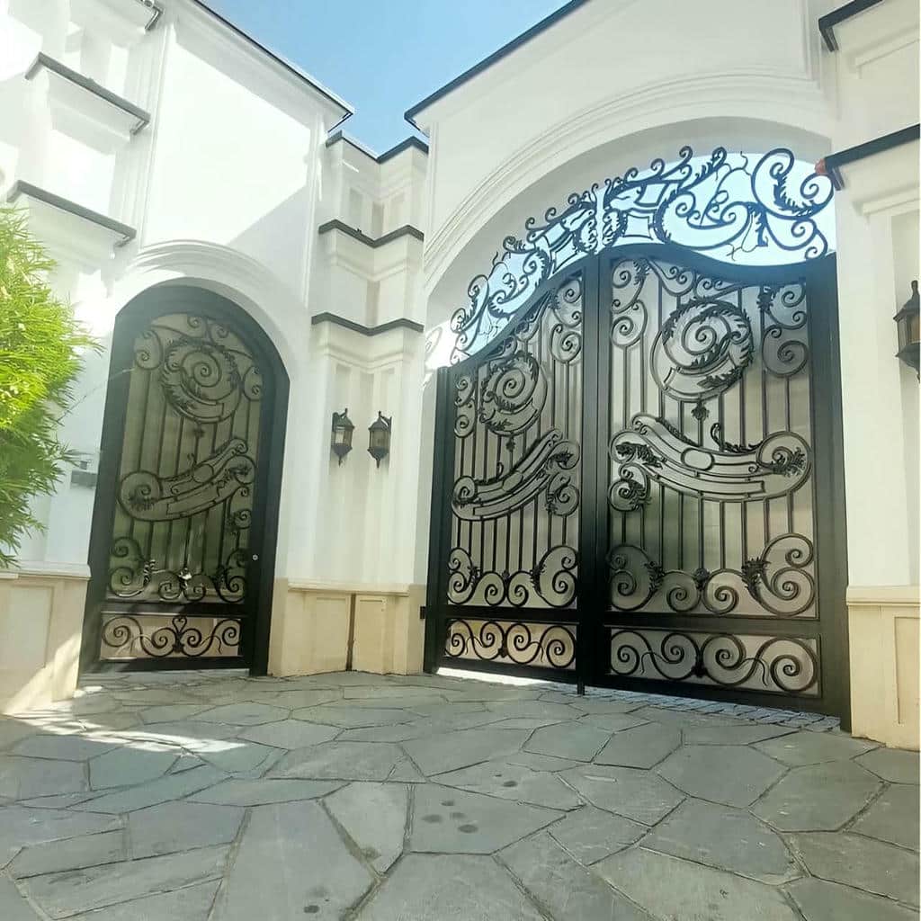 درب آهنی دو لنگه ورودی ساختمان با رنگ کوره ای تیره