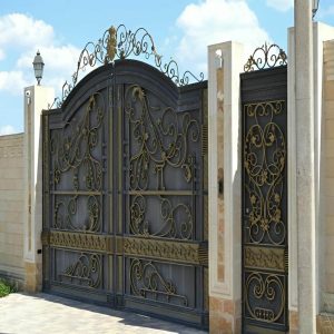 درب حیاط فلزی دو لنگه با رنگ مشکی مات و قاب ساده