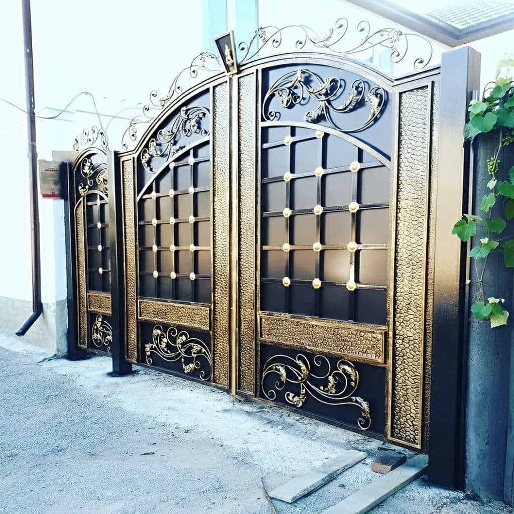 درب فرفورژه پارکینگ نمای رومی با قاب برجسته و ظاهر کلاسیک