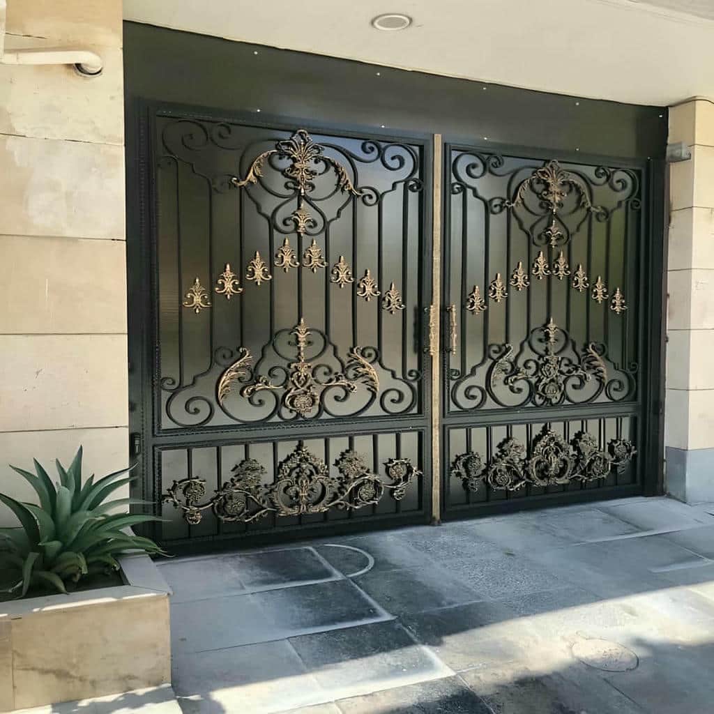درب دو لنگه عریض پارکینگ با طرح نیمه مشبک و ورق آهنی