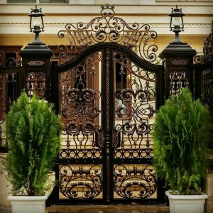 درب فلزی پنل مشبک مدرن با رنگ مات تیره