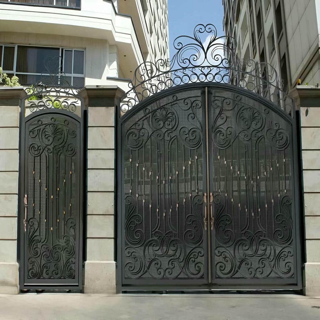 درب حیاط پانل دار با لولای مقاوم و نصب دقیق