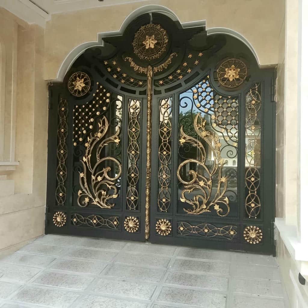 درب حیاط فلزی دو لنگه با لولای مقاوم و نصب دقیق