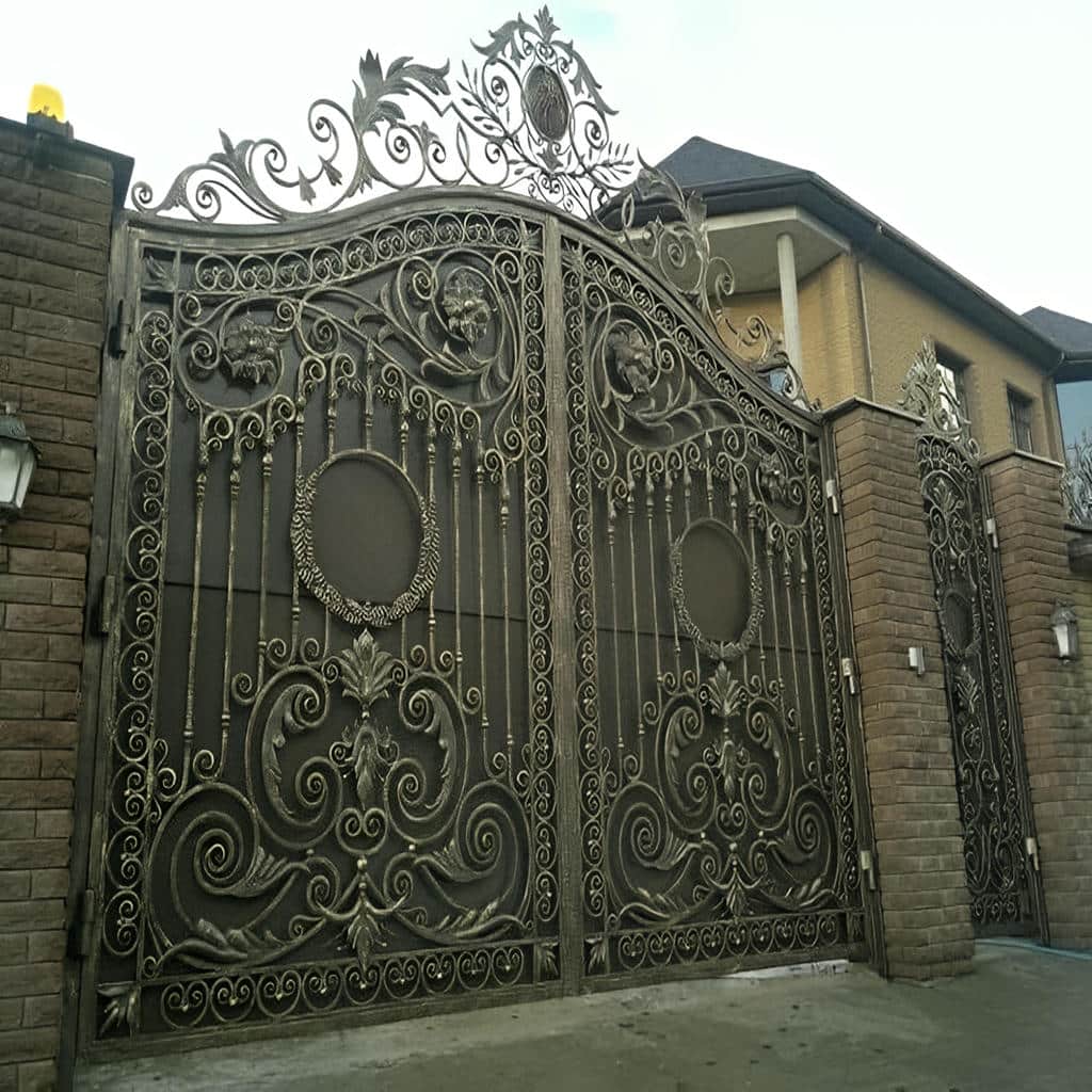 درب کشویی پارکینگ محوطه با طراحی هماهنگ با نمای ساختمان