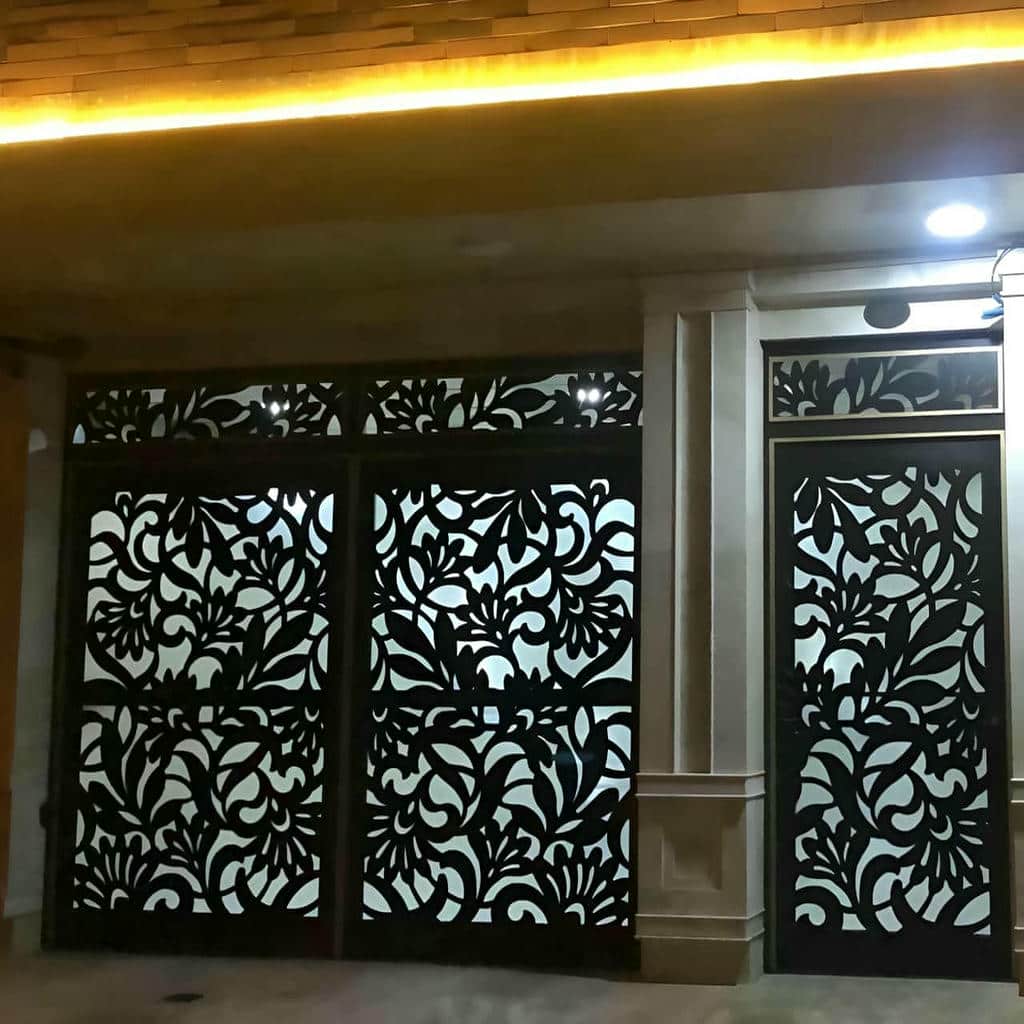 درب حیاط ورودی جنوبی با قاب فلزی و رنگ مشکی مات