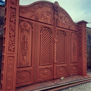 درب آهنی ریلی پارکینگ با بدنه مشکی و حرکت کشویی