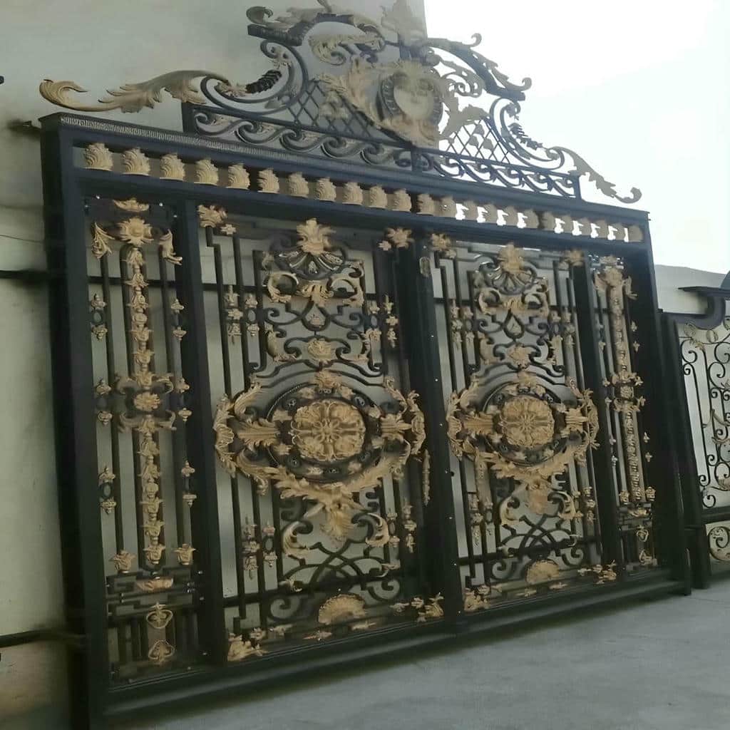 درب دو لنگه عریض پارکینگ با طرح ساده مناسب نمای مدرن