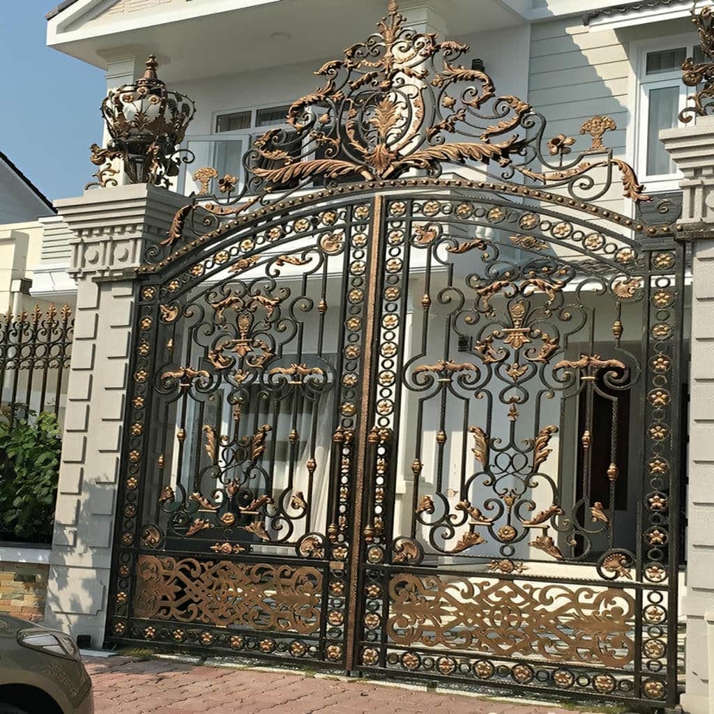 درب حیاط سفید طلایی با تاج قوسی و تزئینات ظریف