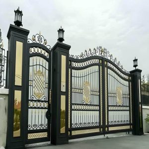 درب حیاط مشکی طلایی با بدنه فلزی و رنگ مات