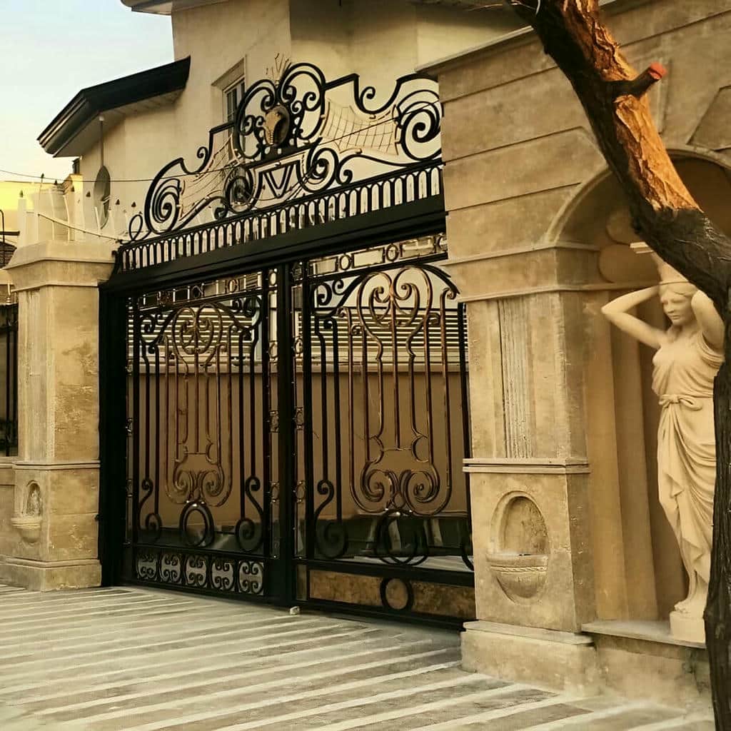 درب ویلایی فرفورژه نمای رومی با قوس هماهنگ