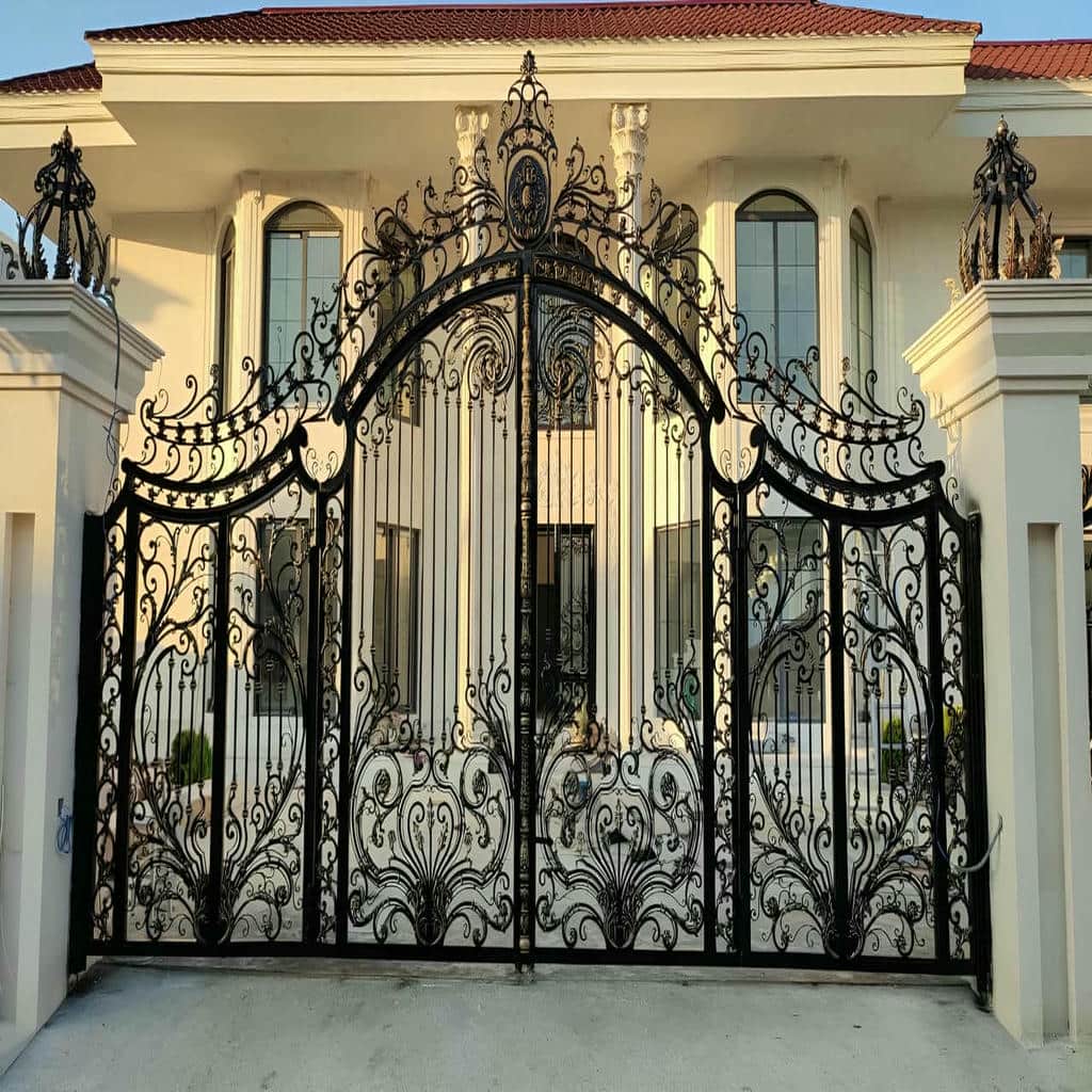 درب کشویی پارکینگ محوطه با قاب برجسته و ظاهر کلاسیک