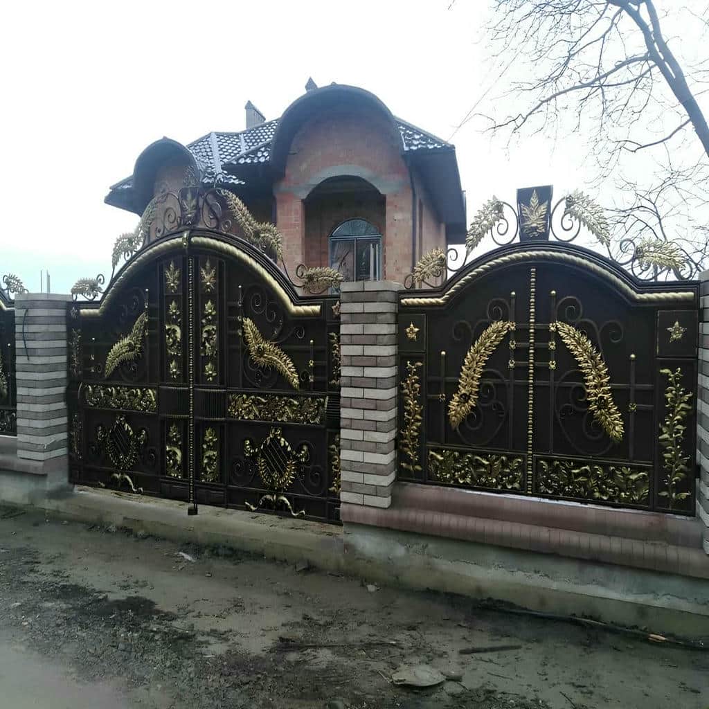 درب آهنی قاب دار ساده پارکینگ با بازشوی لولایی و یراق فلزی