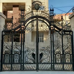 درب آهنی قوسی باغ با رنگ مات تیره