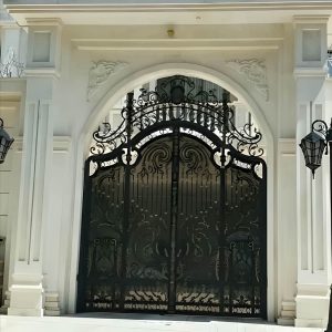درب حیاط پروفیلی کلاف دار با قاب تقویت شده و رنگ مشکی مات