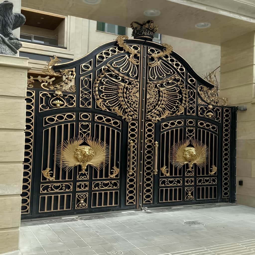 درب لولایی پارکینگ حیاط با طرح نیمه مشبک و ورق آهنی