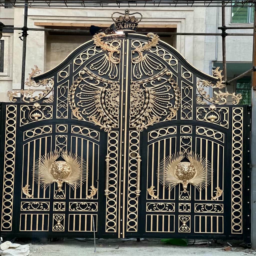 درب آهنی قاب دار ساده با طراحی کم جزئیات