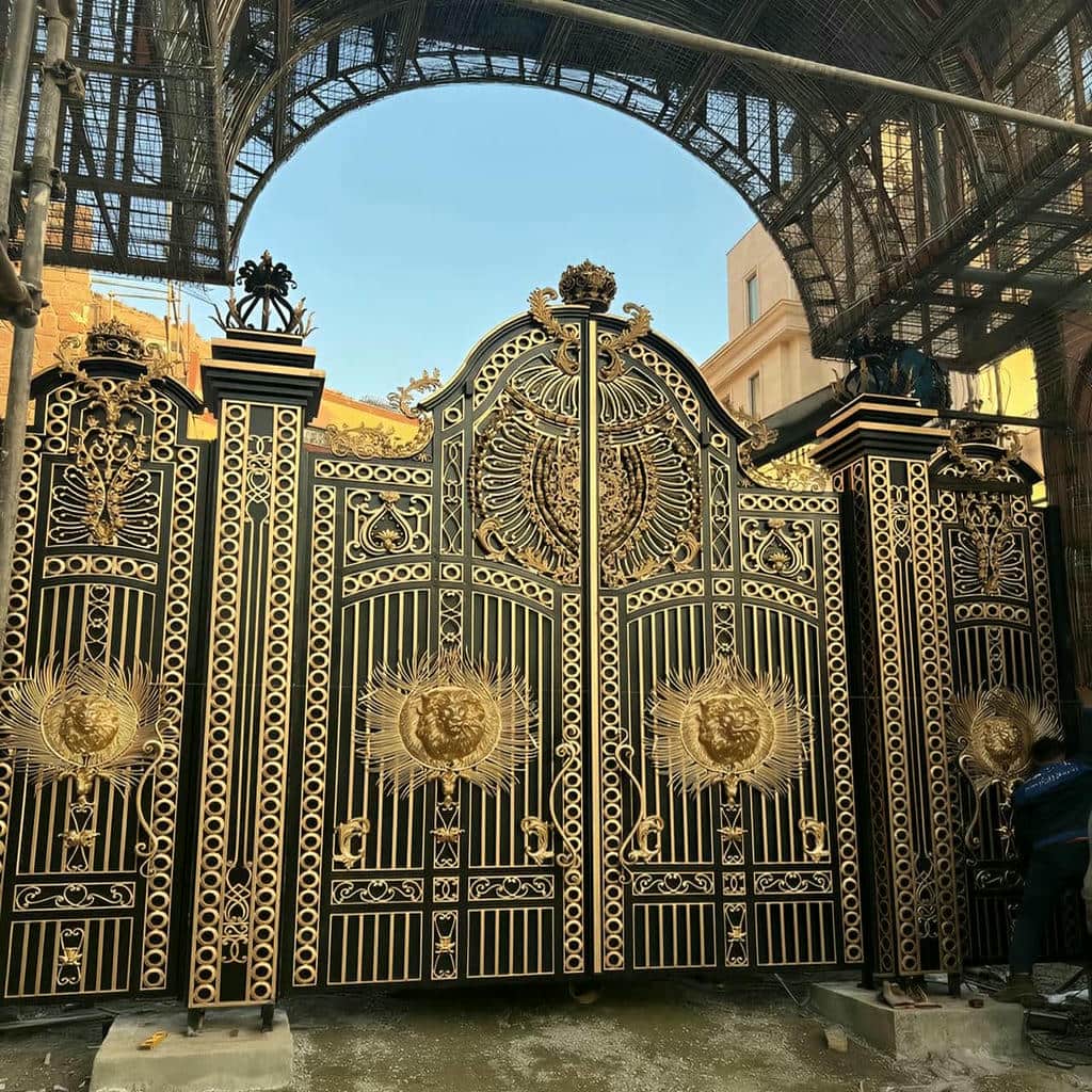 درب مشکی طلایی پارکینگ با قاب برجسته و جزئیات طلایی