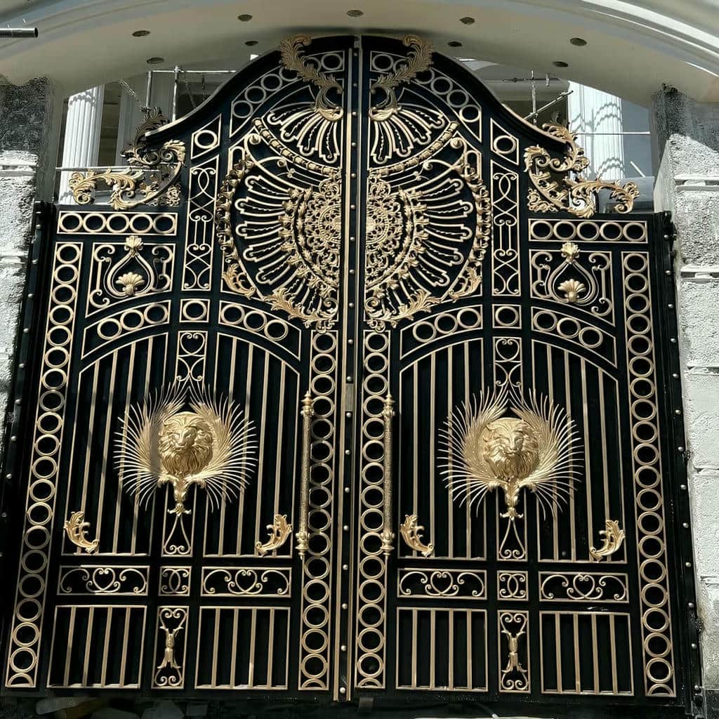 درب مدرن پنل مشبک پارکینگ با طراحی هماهنگ با ورودی محوطه