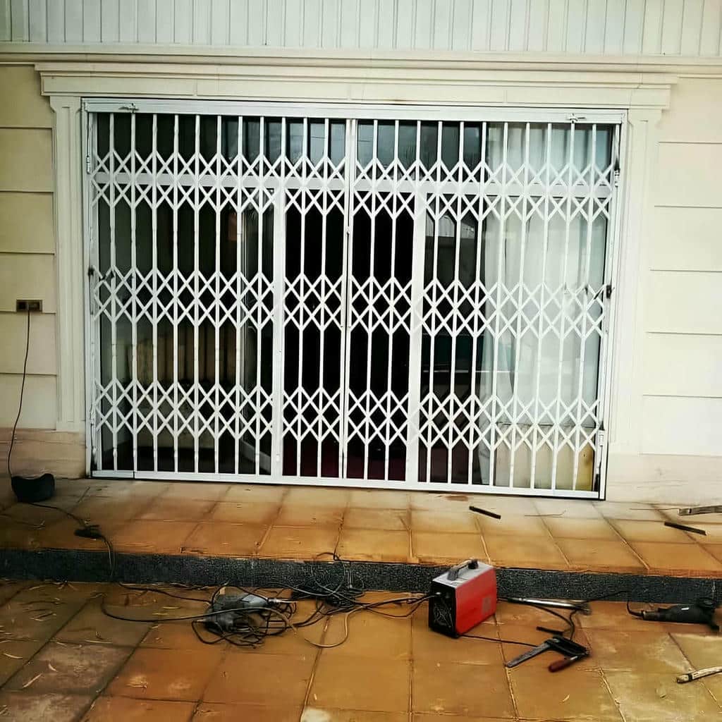 نرده پنجره فرفورژه گل دار مناسب نمای کلاسیک