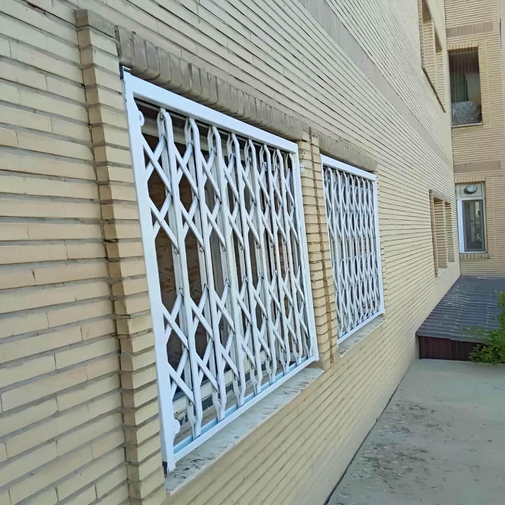 نصب نرده پنجره فرفورژه گل دار روی دیوار مقاوم